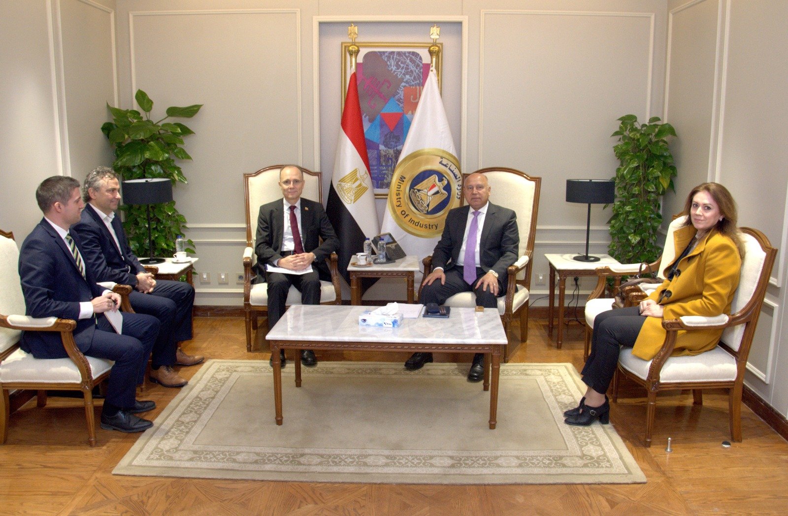 شراكة مرتقبة لتصنيع السيارات الكهربائية.. كامل الوزير يلتقي «سين كارز» البلغارية 1