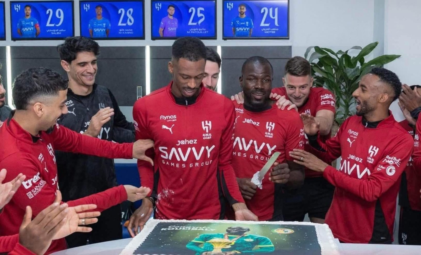 ياسين بونو يخطف الأنظار بلقطة إنسانية مع كوليبالي داخل الهلال 1