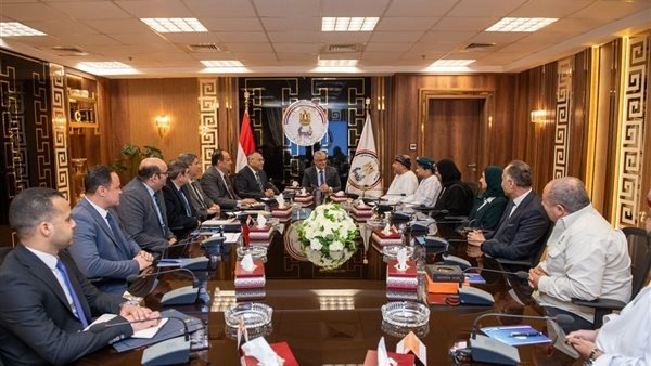 وزير الإنتاج الحربي المصري يبحث مع وفد عماني سبل التعاون 1