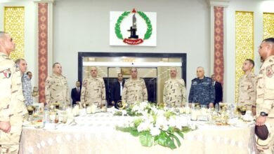 وزير الدفاع المصري يشارك عددًا من مقاتلى القوات المسلحة بقيادة الجيش الثاني الميداني تناول وجبة الإفطار 10