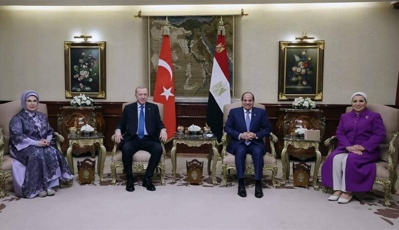 الرئيس السيسي وقرينته يستقبلان أردوغان وحرمه 1