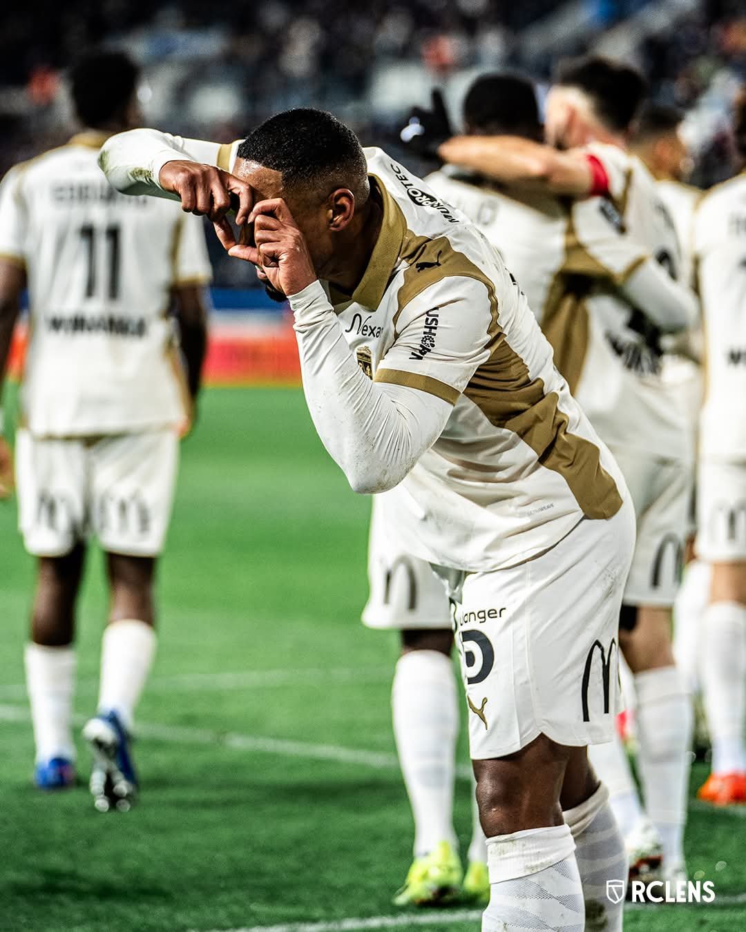 لانس ينفرد بصدارة الدوري الفرنسي بعد فوزه على باريس إف سي بخماسية نظيفة 1