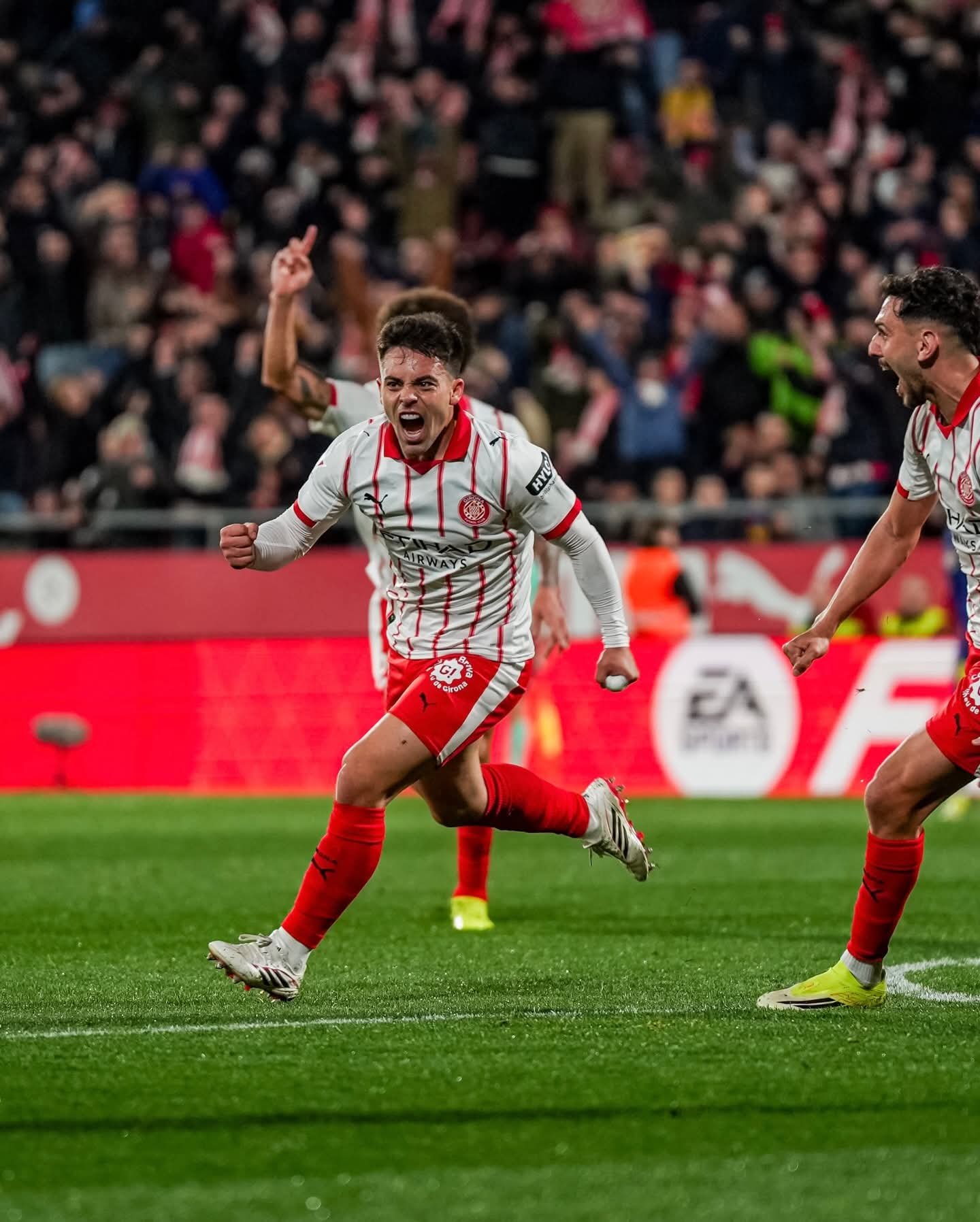 جيرونا يُهدي صدارة الدوري الإسباني لريال مدريد بفوزه على برشلونة 1