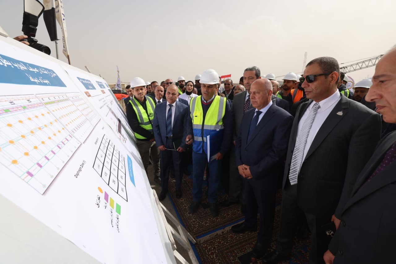 مشروعات قومية عملاقة على أرض دمياط.. وزير النقل يتفقد الحواجز والمناطق اللوجيستية 1