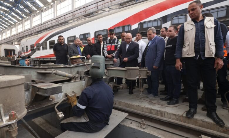 وزير النقل يتفقد ورش صيانة السكك الحديدية بأبو غاطس والفرز ويؤكد: لا تهاون في إجراءات الصيانة ولا خروج لأي قطار إلا بعد التأكد من سلامته الفنية 1