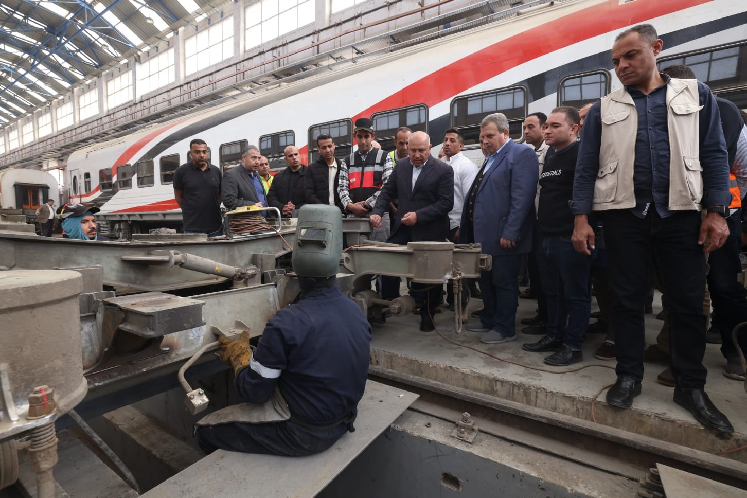 وزير النقل يتفقد ورش صيانة السكك الحديدية بأبو غاطس والفرز ويؤكد: لا تهاون في إجراءات الصيانة ولا خروج لأي قطار إلا بعد التأكد من سلامته الفنية 1