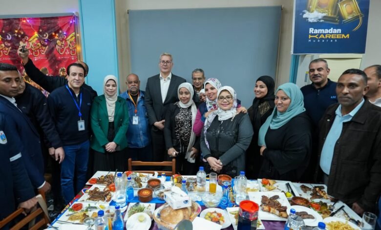 وزير البترول يشارك العاملين إفطار رمضان في رأس غارب ويؤكد: زيادة الإنتاج أولوية المرحلة المقبلة 1