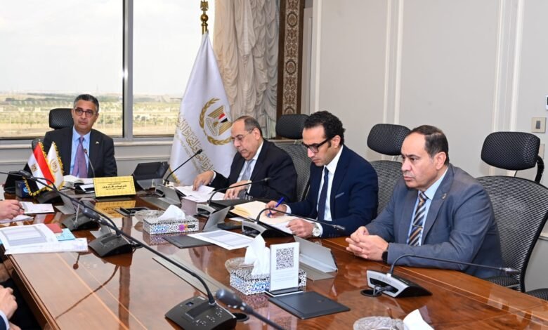 وزير التموين يعقد اجتماعا موسعًا لمتابعة الموقف التنفيذي لصرف المنحة الإضافية وضمان انتظامها دون معوقات 1