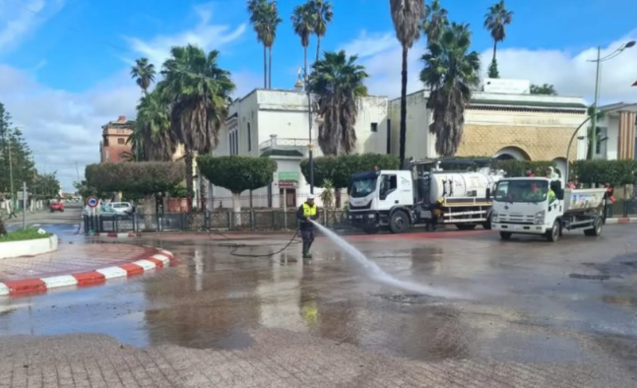 سلطات القصر الكبير تكثف جهود التنظيف والتطهير لعودة السكان بعد الفيضانات 1