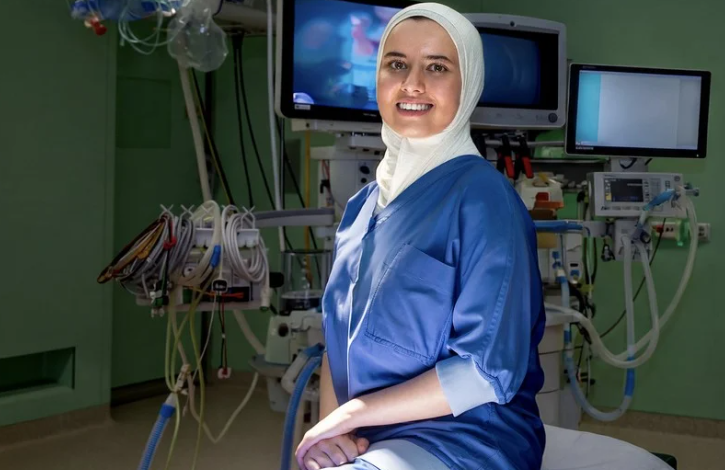 الباحثة المغربية سارة بن حميدو ضمن فريق عالمي يطور نموذج ذكاء اصطناعي لتقليل مخاطر جراحات القولون 1