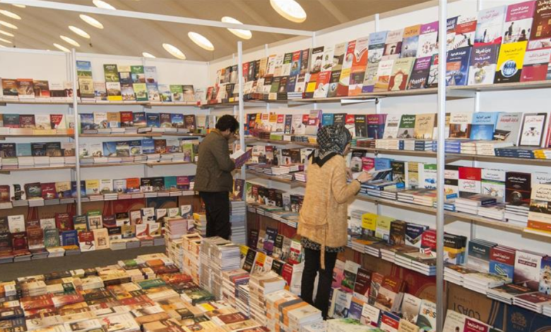 من “الخبز الحافي” إلى “ثورة الأيام الأربعة”.. 7 كتب مغربية تسيطر على المبيعات حتى 2026 1