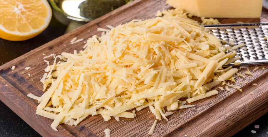 إسبانيا تصدر تحذيراً صحياً عاجلاً بعد اكتشاف شظايا خشبية في الجبن المبشور 1