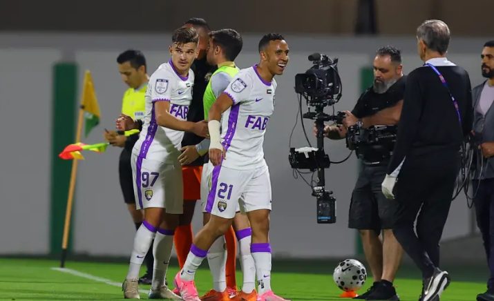 رحيمي يتألق بهاتريك ويقود العين لفوز قاتل على خورفكان في الدوري الإماراتي (فيديو) 1