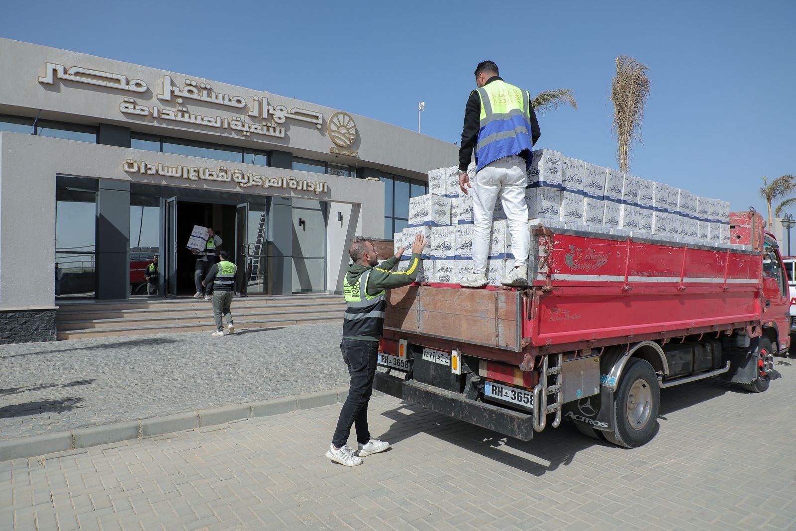 جهاز مستقبل مصر يوزع 40 ألف كرتونة مواد غذائية على الأسر الأولى بالرعاية 1