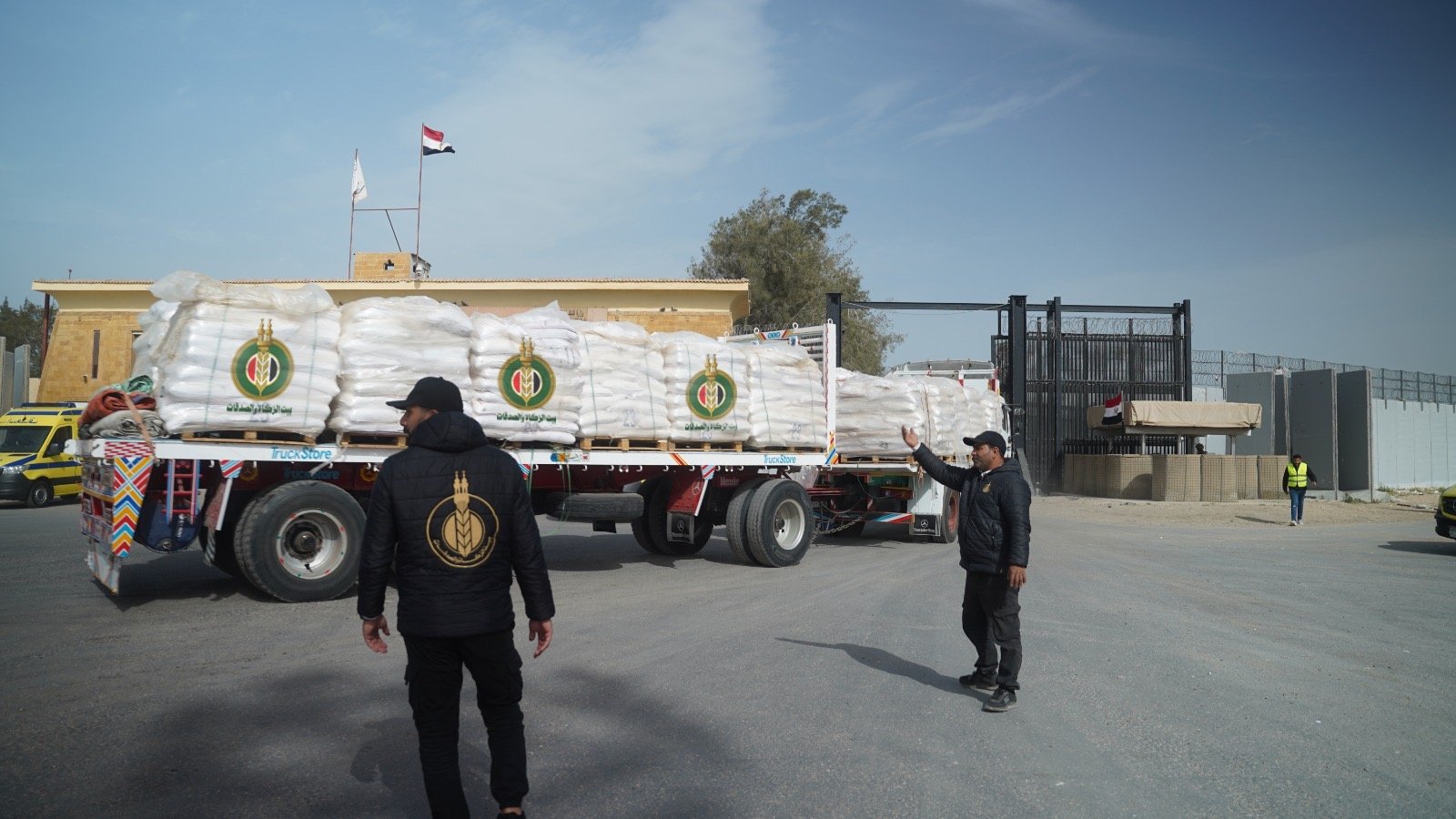 تنفيذًا لتوجيهات السيسي.. صندوق تحيا مصر وبيت الزكاة يعلنان دخول 780 طن من المواد الغذائية إلى قطاع غزة 1