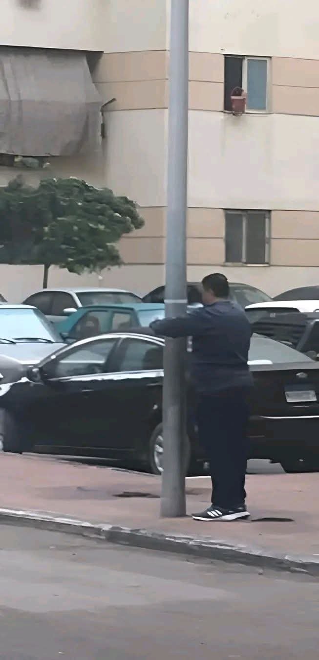 شهامة تضرب الأمطار.. تصرف رجل بسيط يتحول لدرس في المسؤولية والإنسانية 1