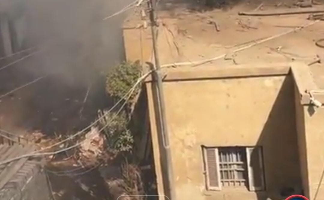 حريق هائل يشتعل بمخازن مجلس مدينة بنها.. والحماية المدنية تواصل السيطرة 1