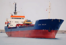 غرق سفينة محملة بالكلنكر قبالة العيون.. والسلطات المغربية تنجح في إنقاذ الطاقم 21