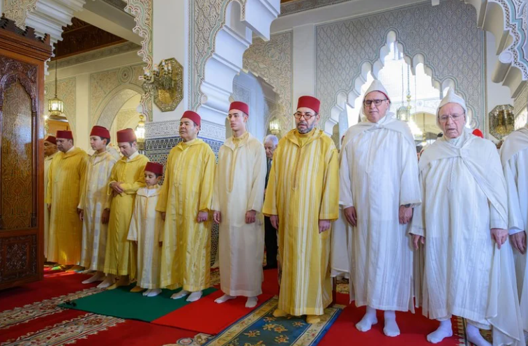 جلالة الملك محمد السادس يؤدي صلاة عيد الفطر ويتلقى التهاني 1