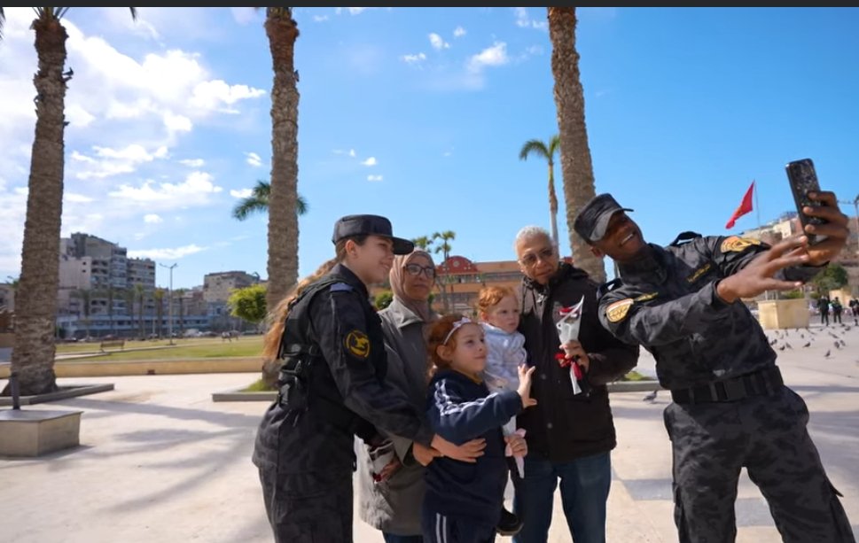 لقطة مبهجة.. رجال الشرطة يشاركون المواطنين أجواء عيد الفطر 1