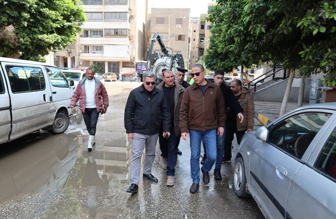 محافظ الجيزة يتفقد جهود شفط مياه الأمطار بصفط اللبن وشوارع الدقي والعجوزة لتأمين الحركة المرورية 1