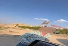 "عاوز 20 جنيه ركنة".. فيديو يرصد منع سايس مواطن من تحريك سيارته قبل الدفع 18