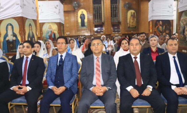 مشهد وطني مهيب ببنها.. محافظ القليوبية وقيادات الدولة يشاركون الأقباط قداس القيامة 1