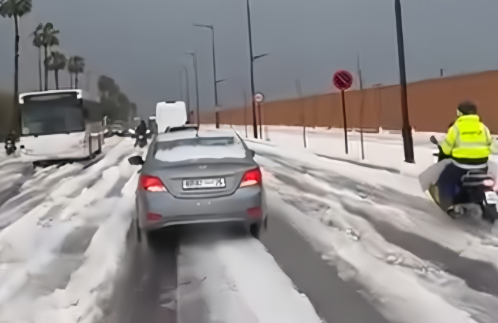 في مشهد نادر.. “التبروري” يحول مراكش إلى مدينة بيضاء استثنائية 1