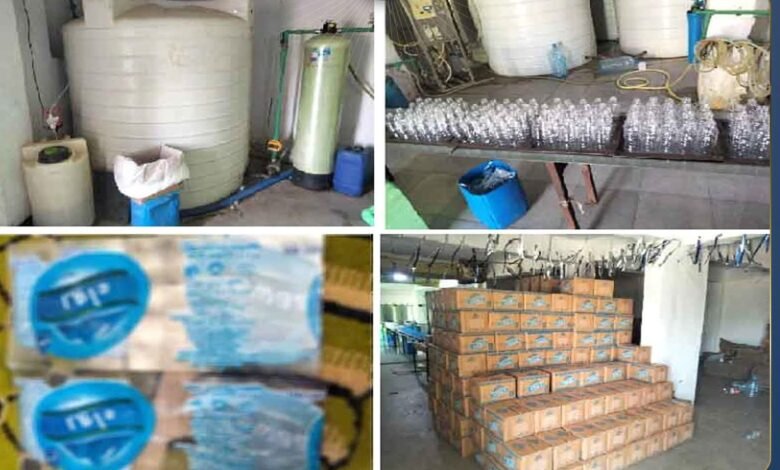 15 طن مياه مغشوشة في قبضة التموين.. سقوط مصنع غير مرخص بالغربية 1