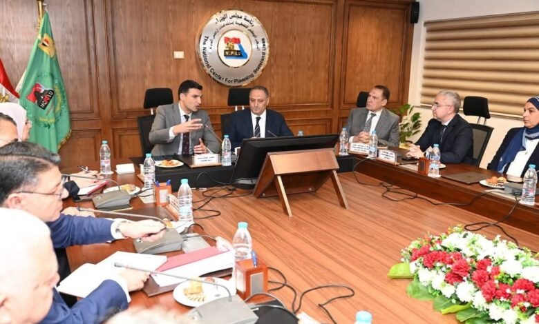 وزير الصناعة يبحث حوكمة الأراضي الصناعية وتيسير إجراءات المستثمرين 1