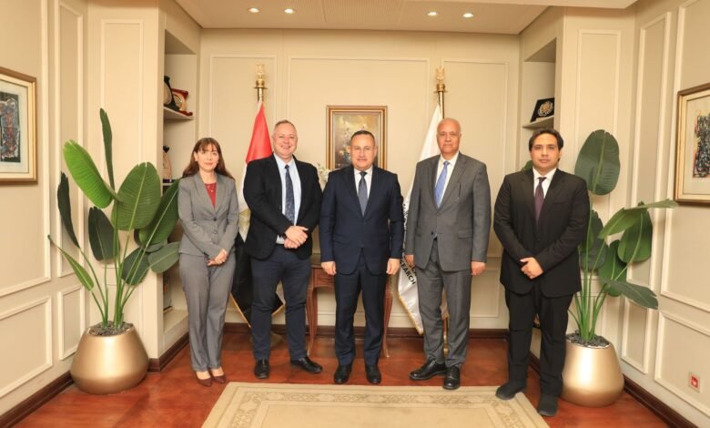 وزير التعليم العالي يبحث تعزيز التعاون وإنشاء فرع جامعة إيست لندن بمصر 1