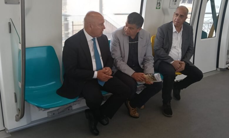 "وزير النقل" في جولة مفاجئة داخل المونوريل للإطمئنان على التشغيل وخدمة الركاب 1