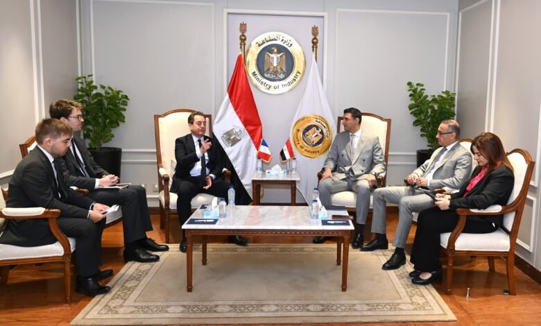 وزير الصناعة يبحث مع سفير فرنسا توسيع الاستثمارات وبناء القدرات الصناعية المصرية 1