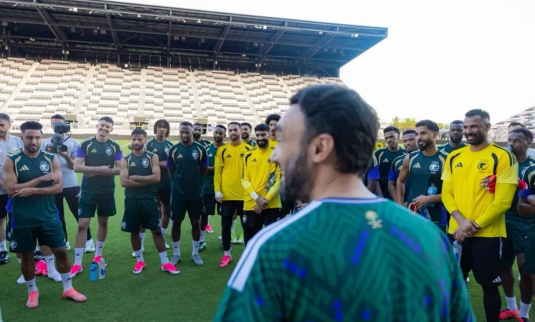 وزير الرياضة السعودي يدعم منتخب بلاده قبل مواجهة الأوروجواي المرتقبة بكأس العالم 1