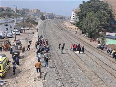 عبور خاطئ يتحول لكارثة.. مصرع شخصين أسفل قطار بشبرا الخيمة 1