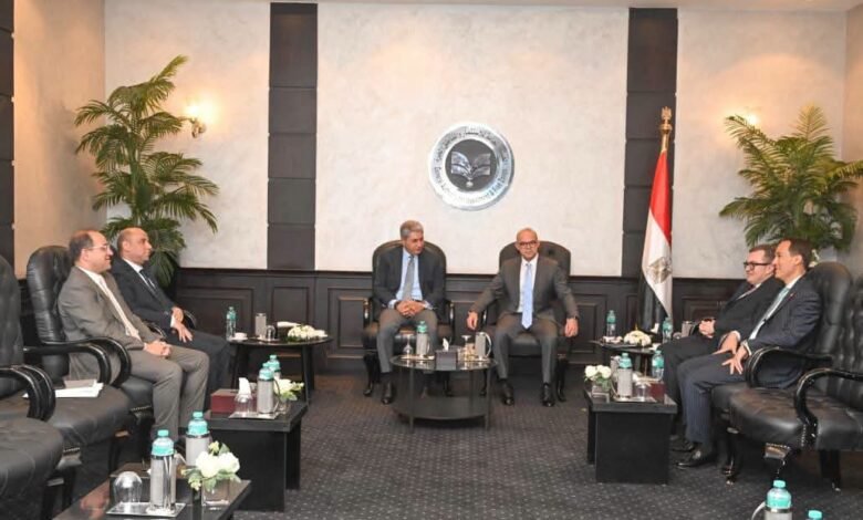 ماذا يحدث داخل الحكومة؟.. 6 وزراء والبنك الدولي يناقشون خطة جذب الإستثمارات 1