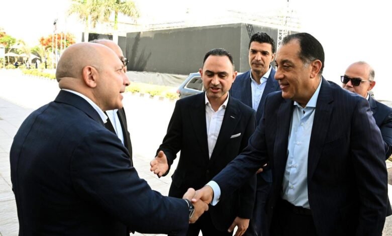 رئيس الوزراء يفتتح ويتفقد عدداً من المشروعات الصناعية بالسادس من أكتوبر 1