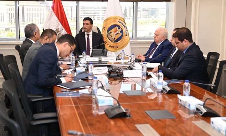 وزير الصناعة يلتقي رئيس جمعية رجال الأعمال المصريين الأفارقة لبحث سبل تعزيز التعاون الصناعي بين مصر وإفريقيا 1