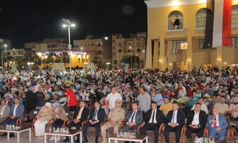 محافظ القليوبية يشارك المواطنين مشاهدة مباراة مصر وبلجيكا في أجواء وطنية حماسية 1