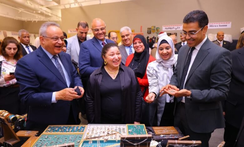 نائبة وزيرة التضامن الاجتماعي ومحافظ الإسكندرية يفتتحان معرض ديارنا للحرف اليدوية والتراثية بمكتبة الإسكندرية 1