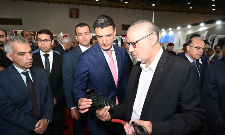 من التصنيع إلى التصدير.. وزير الصناعة يتفقد أحدث الطرازات والتقنيات بمعرض الأهرام 1