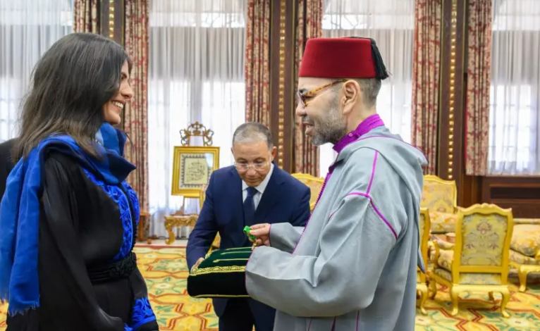 الملك محمد السادس يوشح نوال صفنضلة بوسام رفيع 1