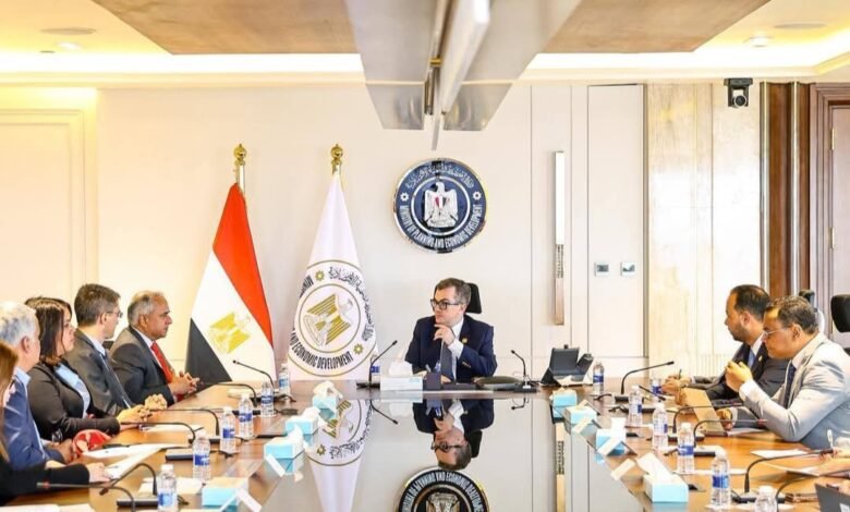 وزير التخطيط والتنمية يلتقي وفد البنك الدولي لمتابعة عدد من الملفات ذات الأولوية 1