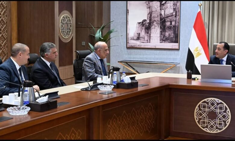 مدبولي يتابع مستجدات الموقف التنفيذي لمشروعات الطاقة الجديدة والمتجددة 1