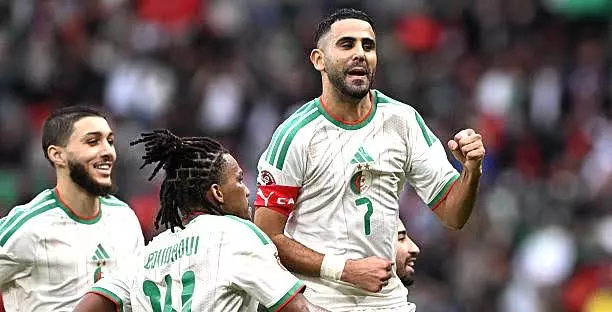منتخب الجزائر يؤدي تدريباته إستعدادًا لمواجهة الأرجنتين وسط أجواء جماهيرية كبيرة 1