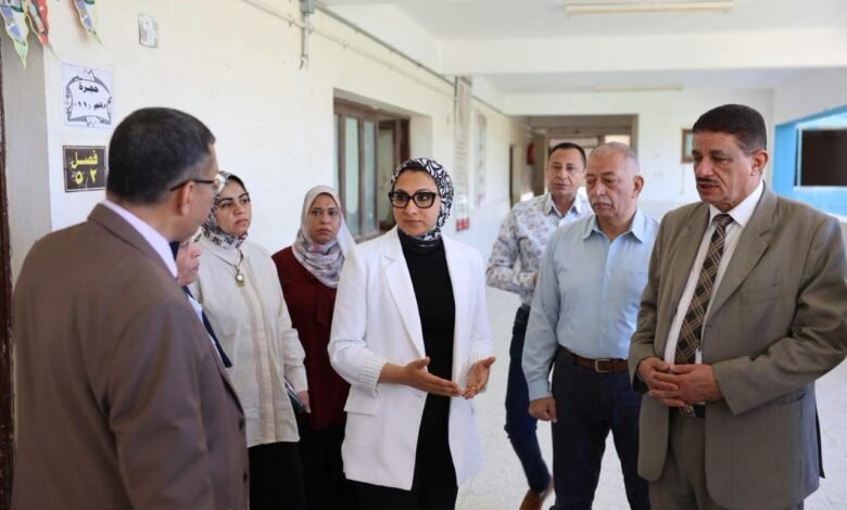 قبل ساعات من انطلاق ماراثون الثانوية العامة ..محافظ الوادي الجديد تتفقد جاهزية لجان الامتحانات واستراحات المراقبين 1