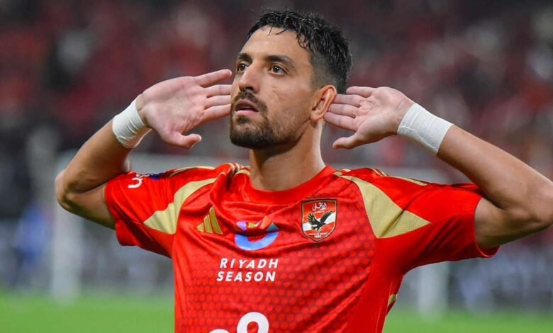 الأهلي يمدد عقد لاعبه طاهر محمد طاهر حتى صيف 2029 1