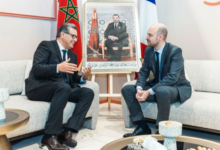 رئيس الحكومة عزيز أخنوش والوزير الأول الفرنسي سيباستيان لوكورنو خلال الاجتماع المغربي الفرنسي بالرباط