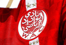 شعار نادي الوداد الرياضي في مقدمة قاعة الاجتماعات استعداداً لانتخابات رئاسة النادي