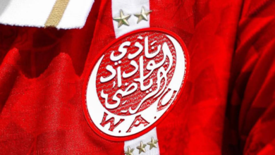 استبعاد لائحة سعد الله وانحسار المنافسة في انتخابات رئاسة الوداد الرياضي 8 شعار نادي الوداد الرياضي في مقدمة قاعة الاجتماعات استعداداً لانتخابات رئاسة النادي